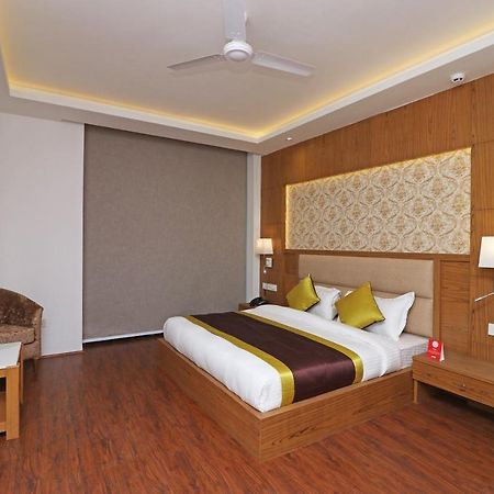 Capital O Hotel Star Inn Near Chhatarpur Metro Station Нью-Дели Экстерьер фото