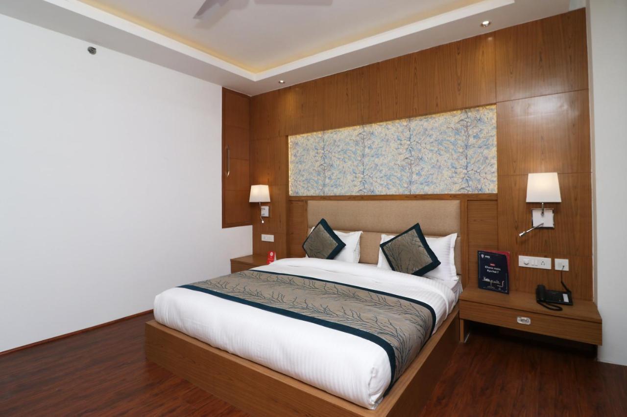 Capital O Hotel Star Inn Near Chhatarpur Metro Station Нью-Дели Экстерьер фото