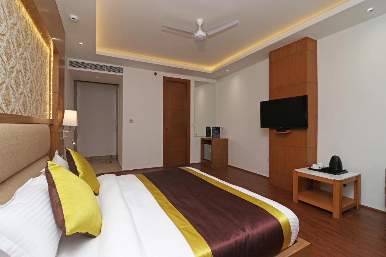 Capital O Hotel Star Inn Near Chhatarpur Metro Station Нью-Дели Экстерьер фото