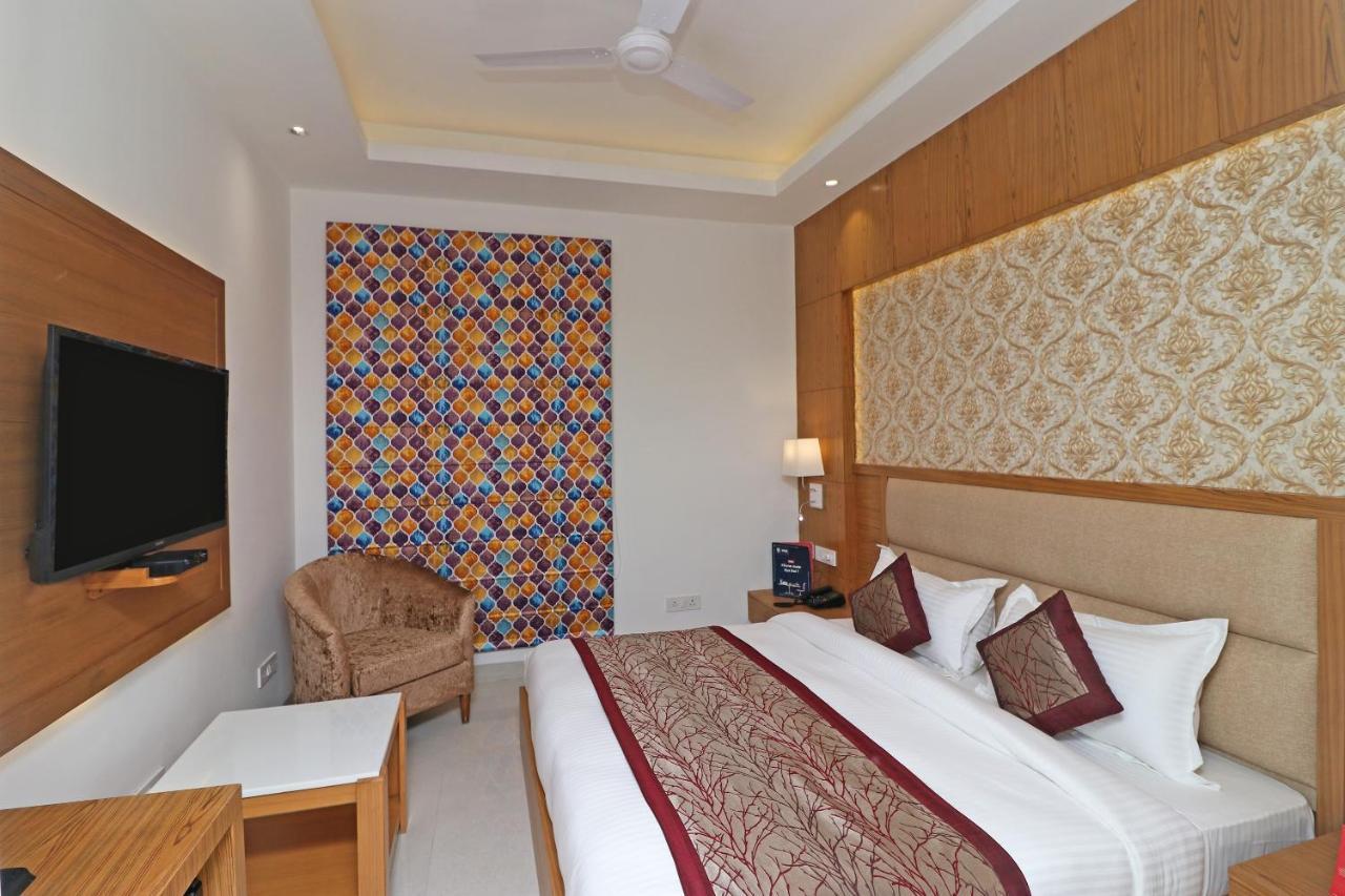 Capital O Hotel Star Inn Near Chhatarpur Metro Station Нью-Дели Экстерьер фото