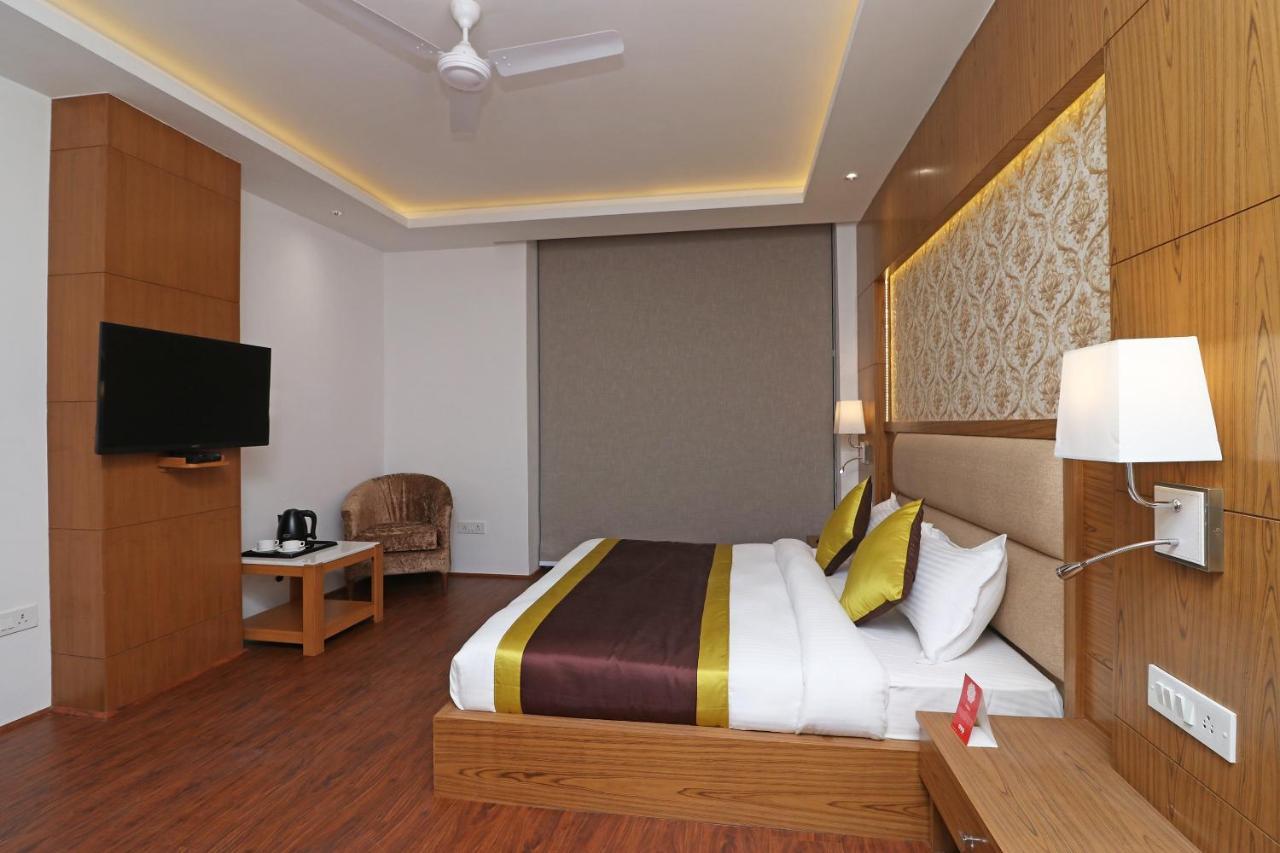 Capital O Hotel Star Inn Near Chhatarpur Metro Station Нью-Дели Экстерьер фото