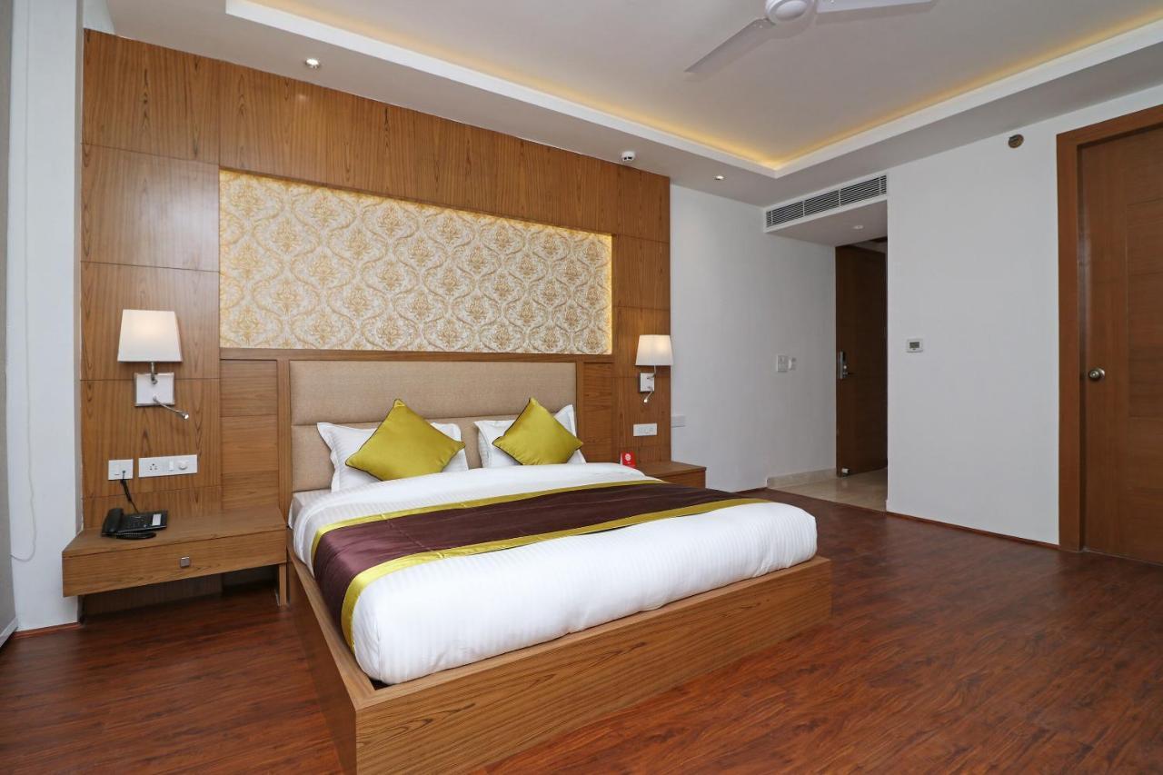 Capital O Hotel Star Inn Near Chhatarpur Metro Station Нью-Дели Экстерьер фото