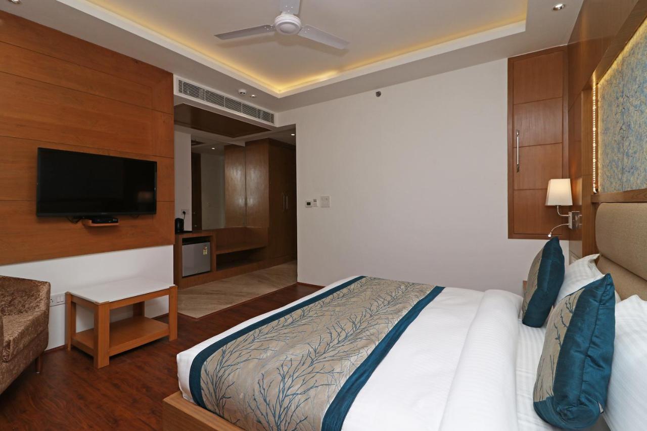 Capital O Hotel Star Inn Near Chhatarpur Metro Station Нью-Дели Экстерьер фото