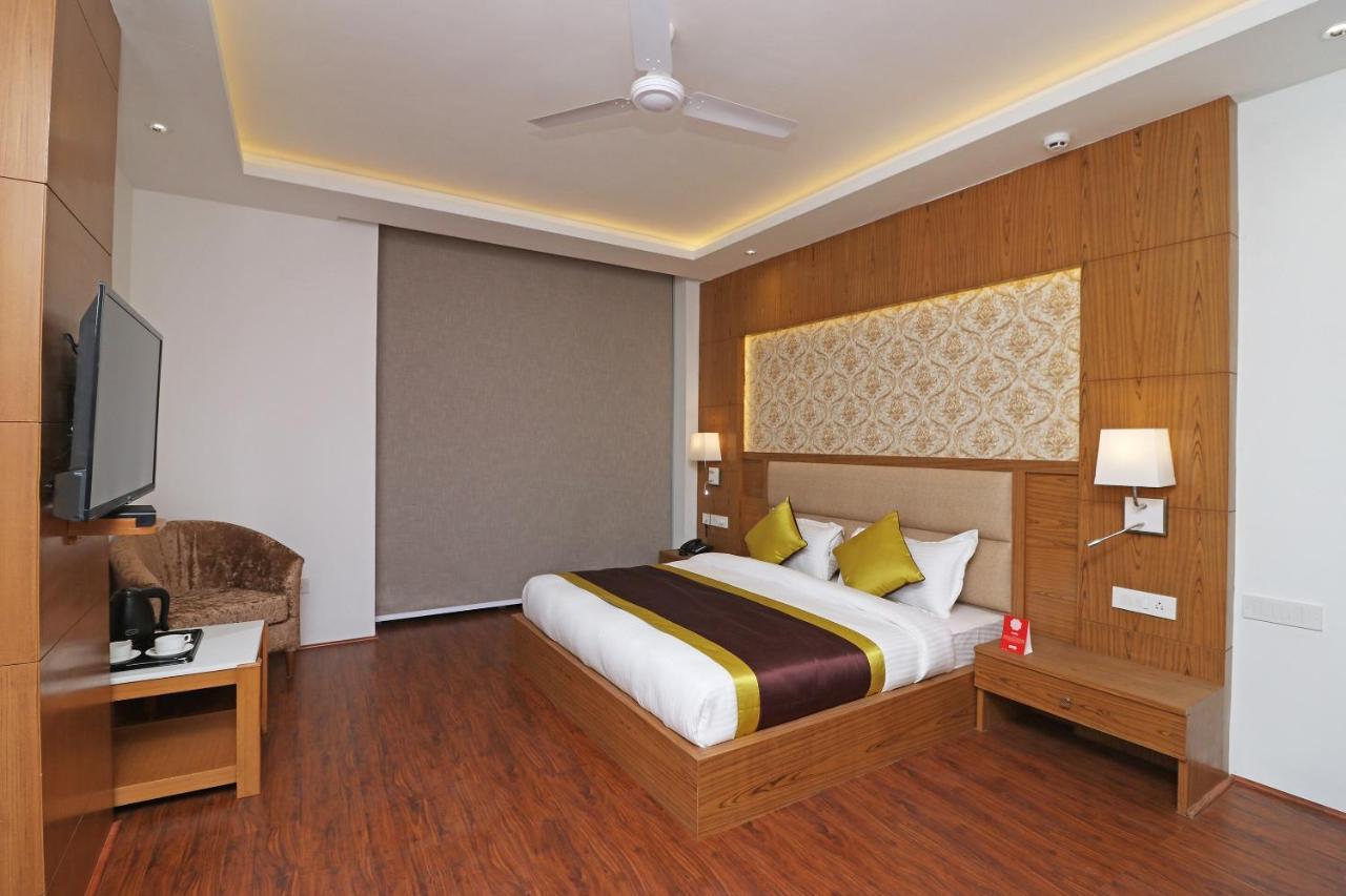 Capital O Hotel Star Inn Near Chhatarpur Metro Station Нью-Дели Экстерьер фото